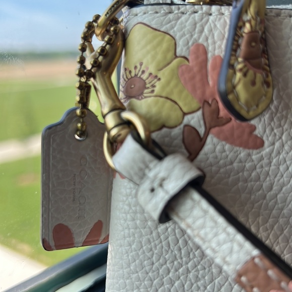 Brand NEW Small Wristlet with Floral Print - Picture 2 of 5